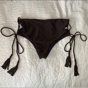 Acacia Murray Bottoms in Husk